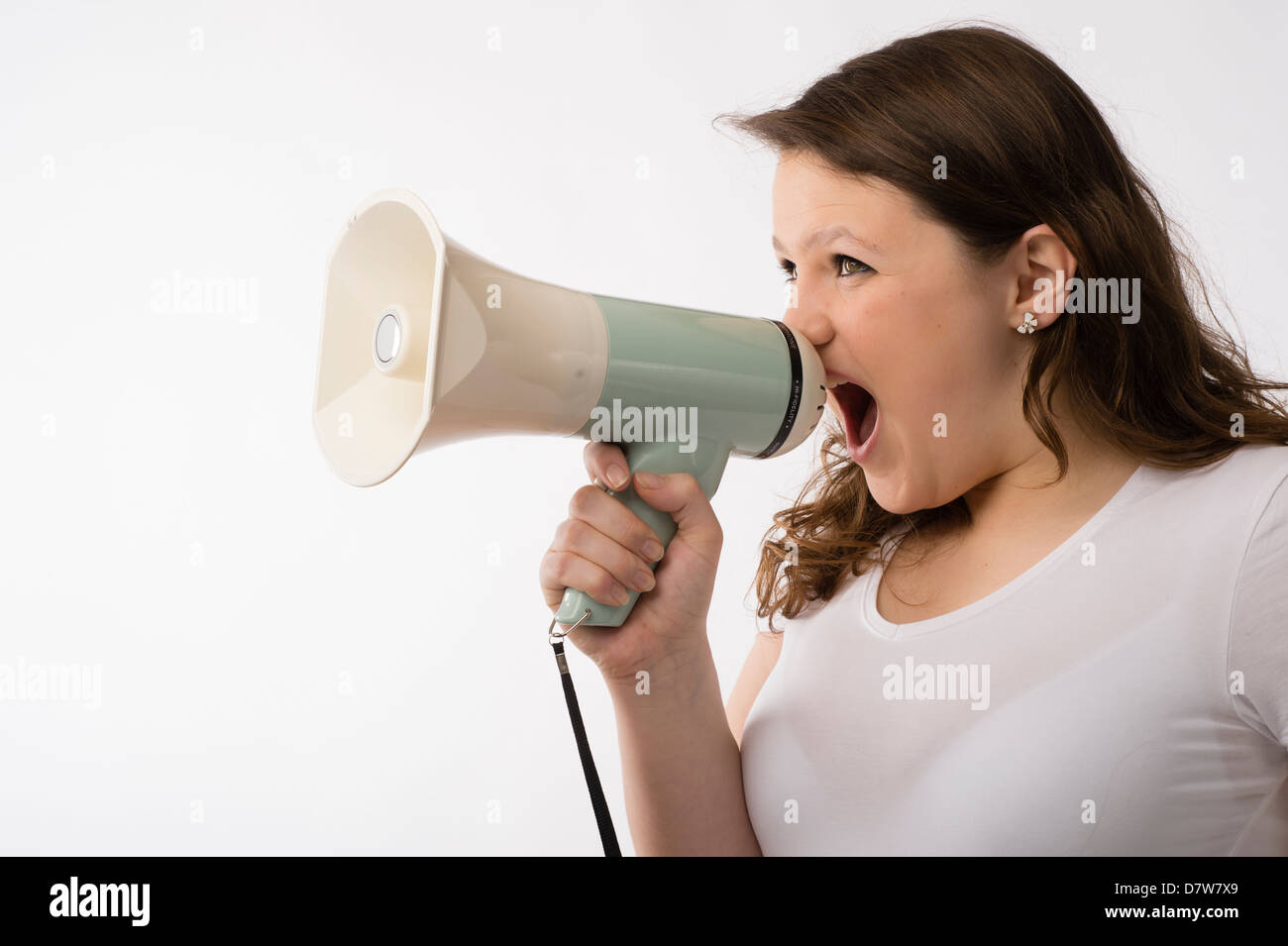 Une jeune brunette young Caucasian girl crier hurler crier faire grand bruit dans un mégaphone corne de taureau Banque D'Images