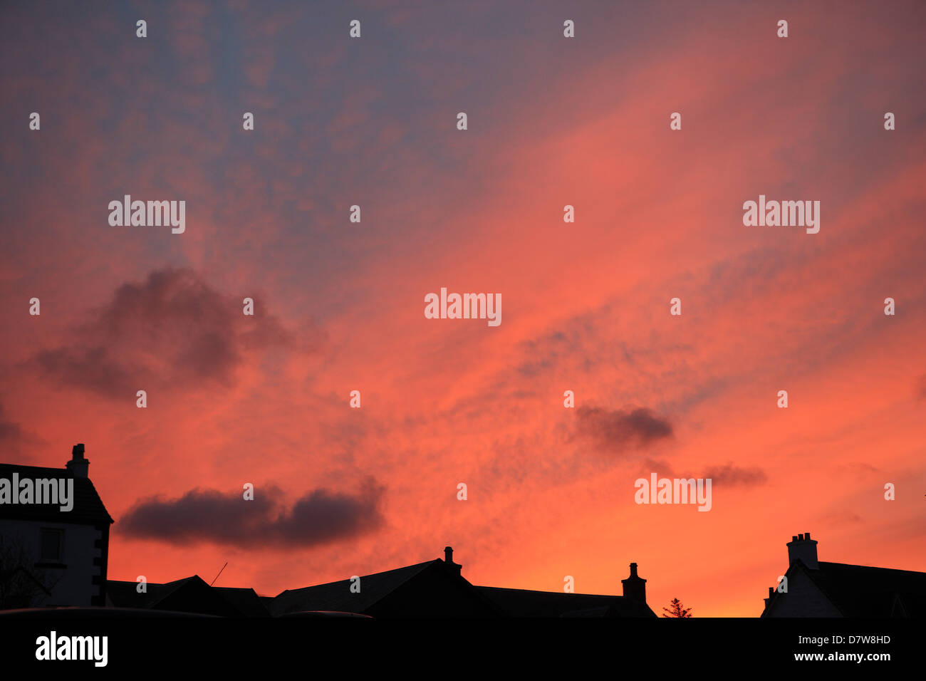 Ciel orange sur la silhouette du toit au Royaume-Uni Banque D'Images