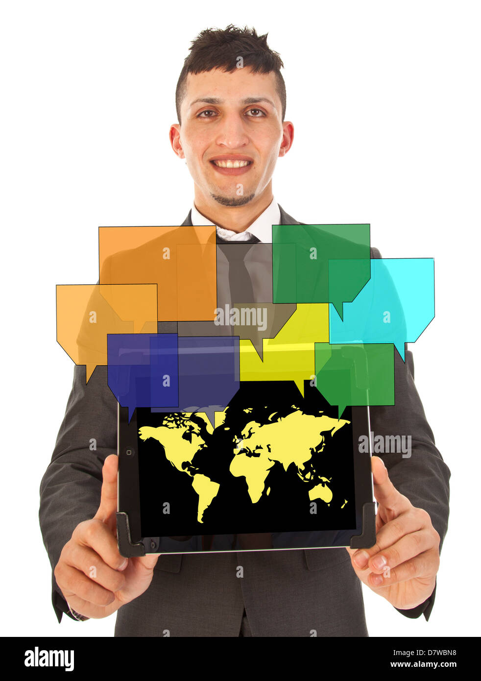 Young man holding tablet avec vos amis en ligne sur carte du monde Banque D'Images