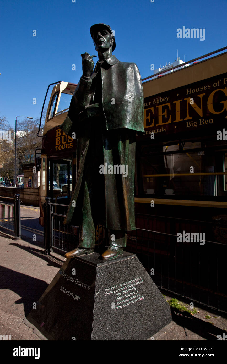 La Statue de Sherlock Holmes, à l'extérieur de la station, la station se trouve à Baker Street, Londres, Angleterre Banque D'Images