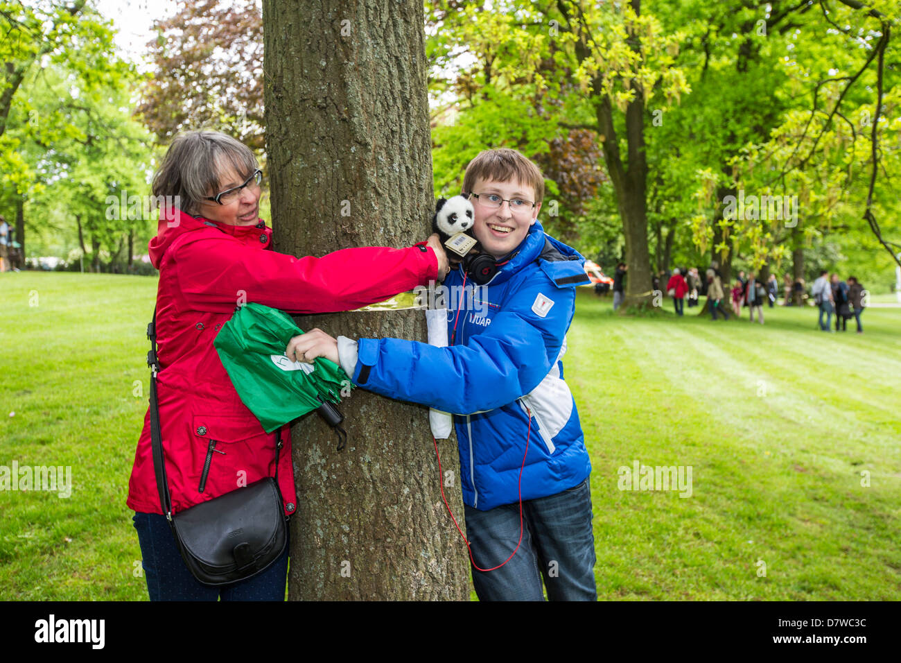 Embrassez un arbre, record du monde. 848 personnes serrant un arbre en même temps. Record mondial pour le Livre Guinness des records. initiée par le WWF. Banque D'Images