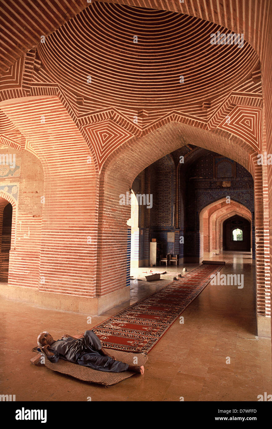 L'homme de dormir dans la Mosquée Shah Jahan ( Pakistan) Banque D'Images