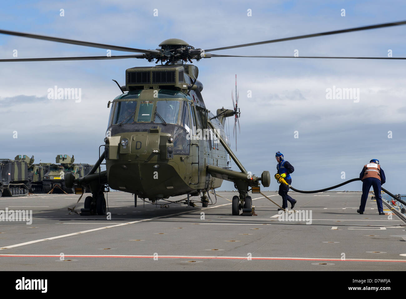Royal Navy Mk4 hélicoptère Sea King dans le poste de pilotage de navire d'Assaut HMS Rempart prépare à décoller. Banque D'Images