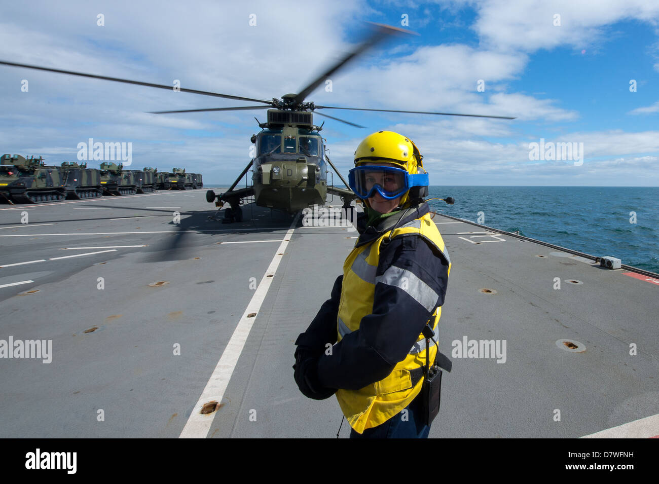 Royal Navy Mk4 hélicoptère Sea King dans le poste de pilotage de navire d'Assaut HMS Rempart prépare à décoller. Banque D'Images