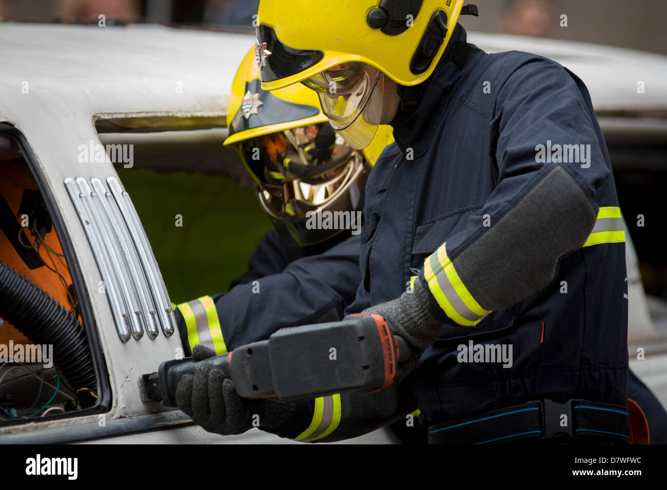 Londres 14 mai 2013 : Le London Fire Brigade désincarcération 'équipe' avec la Vehicle and Operator Services Agency (VOSA) donne une démonstration de la façon dont les pompiers sauvetage de passagers par ouvrir avec équipement de découpage dédié une limousine in London's Covent Garden Piazza. Soulignant les dangers de l'embauche ou de la nouveauté de luxe illégale des voitures, ce véhicule a été saisi l'année dernière avec de nombreux défauts mécaniques les rendant dangereux pour ceux qui sont à l'intérieur avec peu de portes de sortie. De 358 voitures arrêtées en mars 2012, 27 ont été saisis et 232 compte tenu de l'interdiction. Photo de Richard Baker / Alamy Live News. Banque D'Images