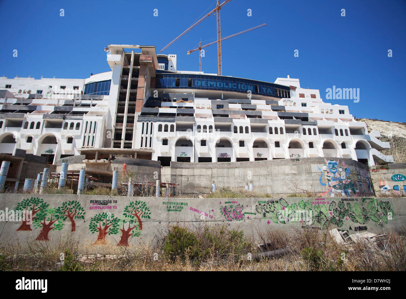 Les chantiers de construction abandonnés sur la côte. Hôtel emblématique Algarrobico à Cabo de Gata, Almeria, Andalousie, Espagne, Europe, UNION EUROPÉENNE Banque D'Images