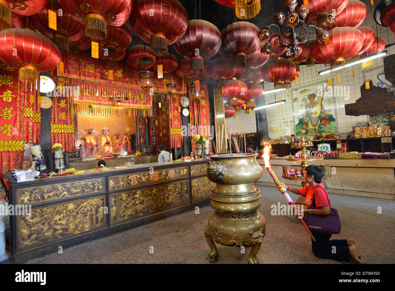 Asie Malaisie Penang Georgetown Temple Kuan Yin Teng fidèle dans la prière Banque D'Images