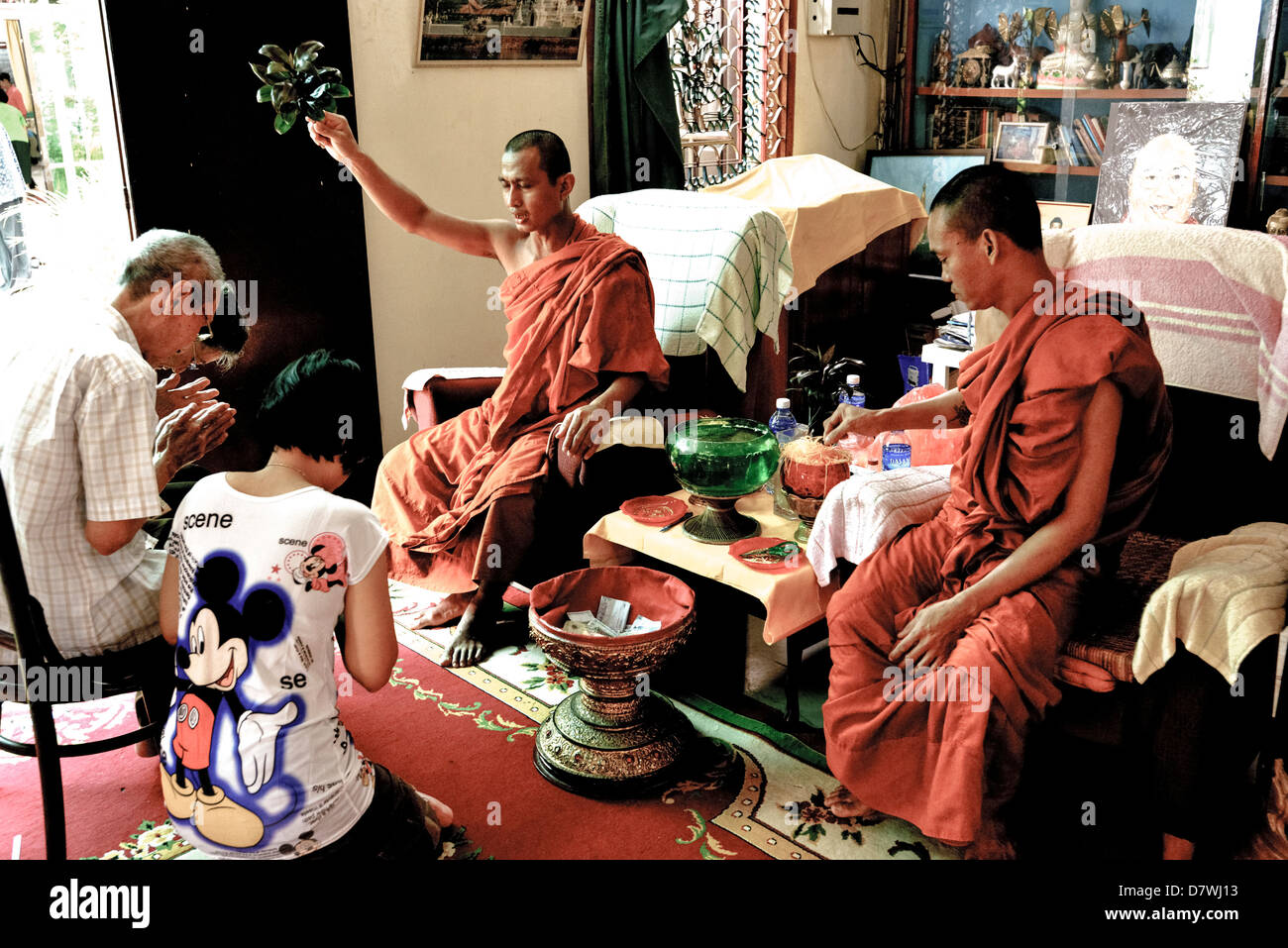 Asie Malaisie Penang Georgetown Les moines du temple de Dhammikarama bénir une famille Banque D'Images