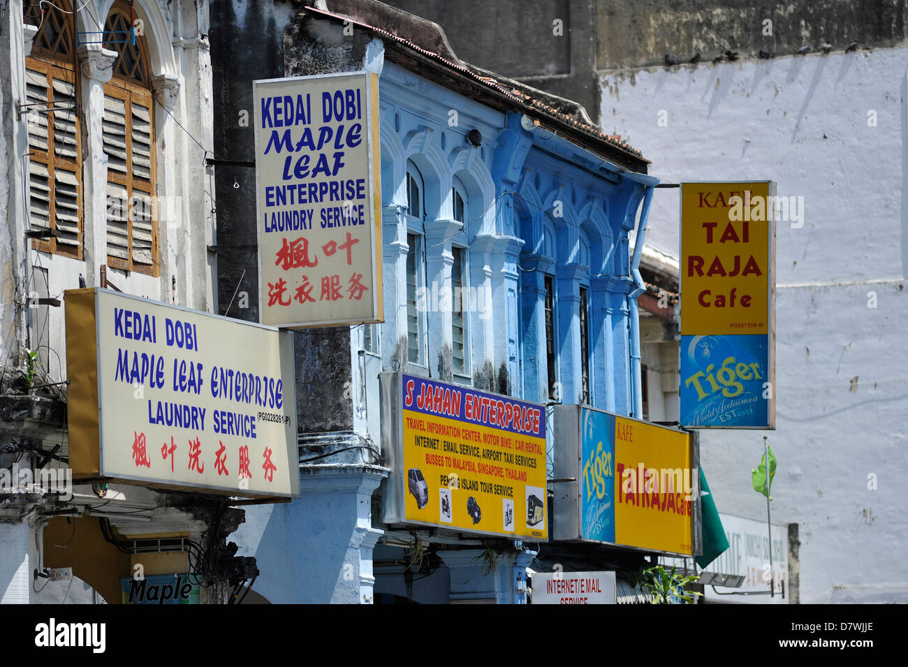 Asie Malaisie Penang Georgetown Chinatown shop signe avec des slogans en anglais et en chinois Banque D'Images