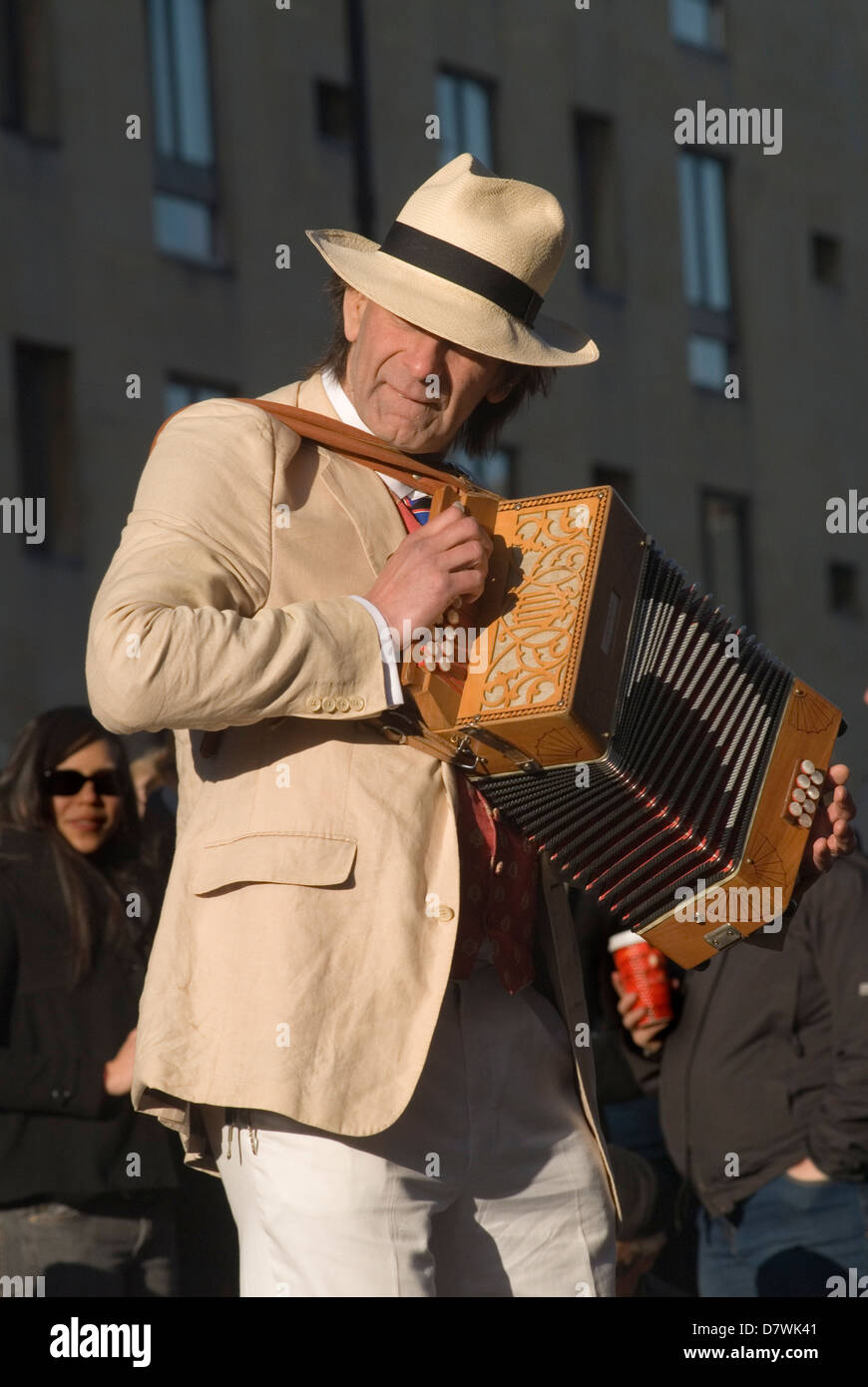 Homme jouant de la musique folk joueur d'accordéon Oxford, Oxfordshire Mai matin. HOMER SYKES Banque D'Images