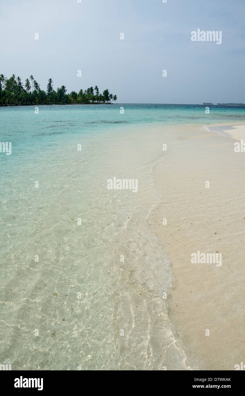 Îles lointaines et plage, îles San Blas Banque D'Images