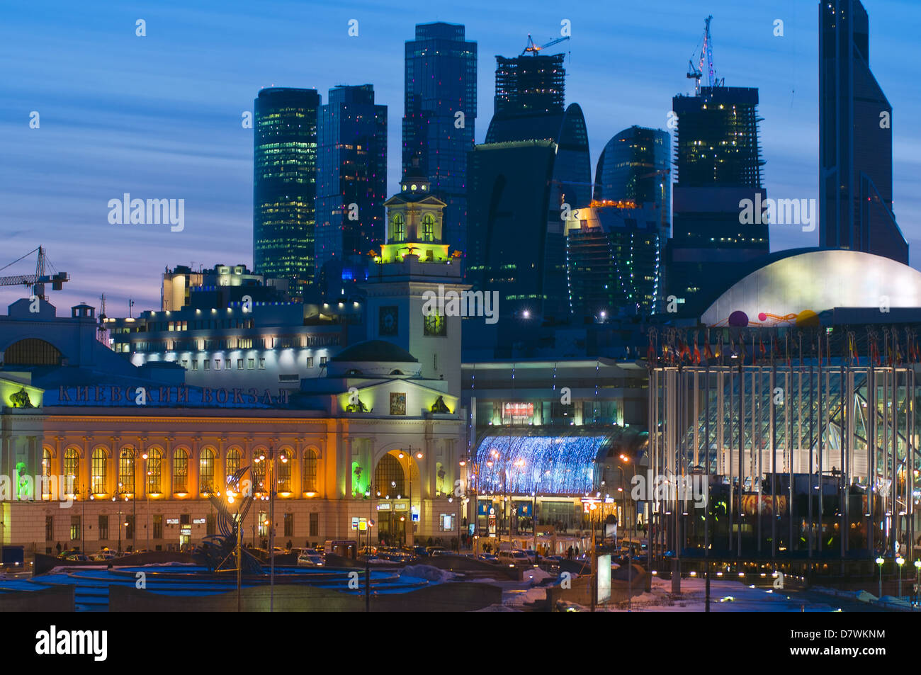 Près de Moscou. La gare Kievsky et centre d'affaires international vu de la Moskva remblai. Moscou, Russie Banque D'Images