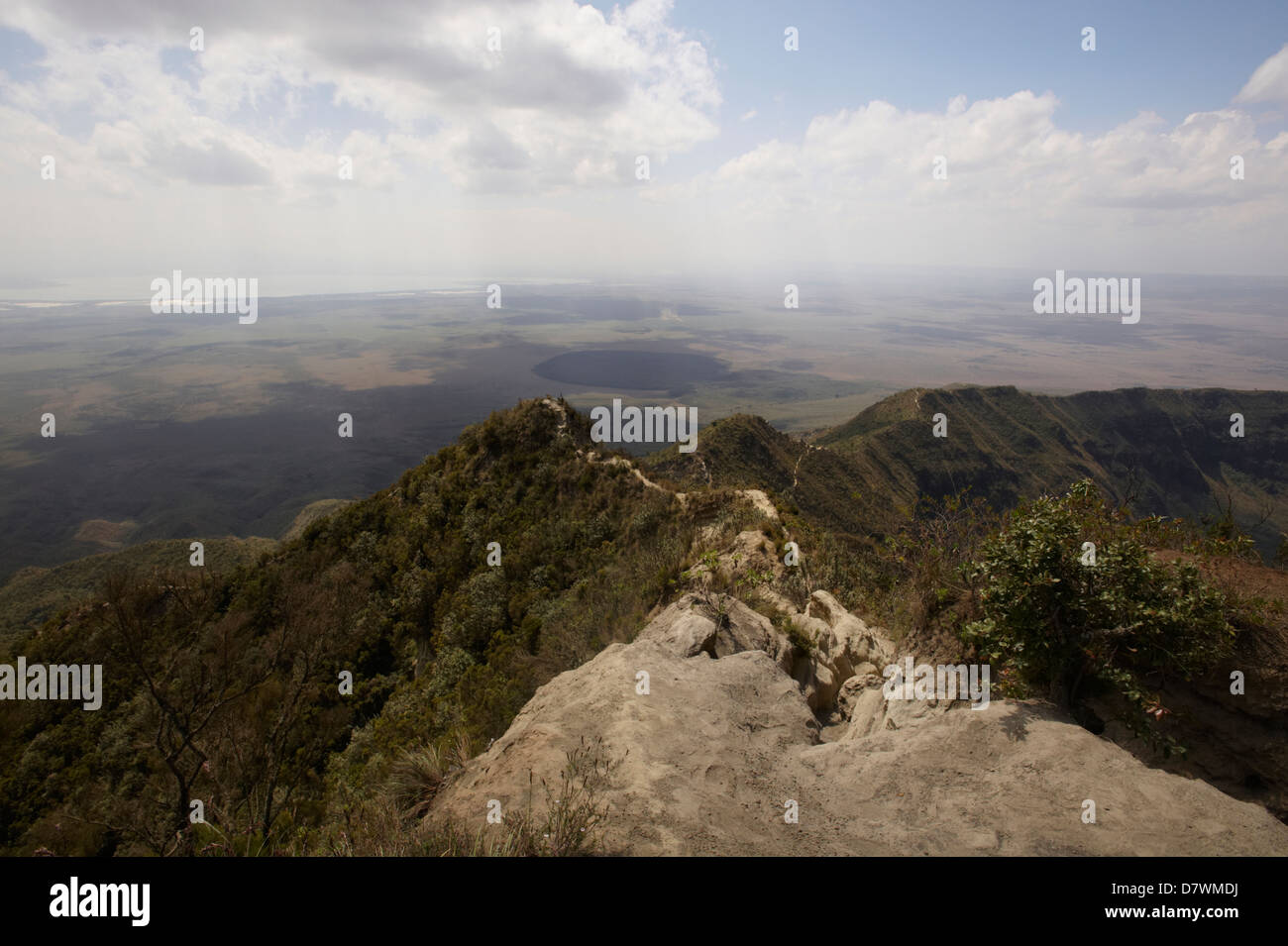 En haut du sentier escarpés du cratère du Mont Longonot, le Mont Longonot National Park, Nakuru, Kenya Banque D'Images