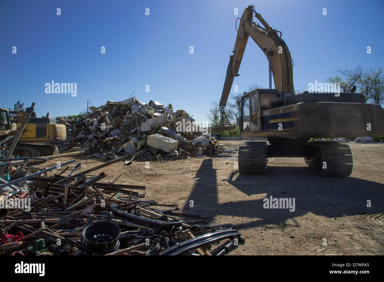Crane avec aimant ramasser la ferraille pour recyclage en Junk Yard Banque D'Images