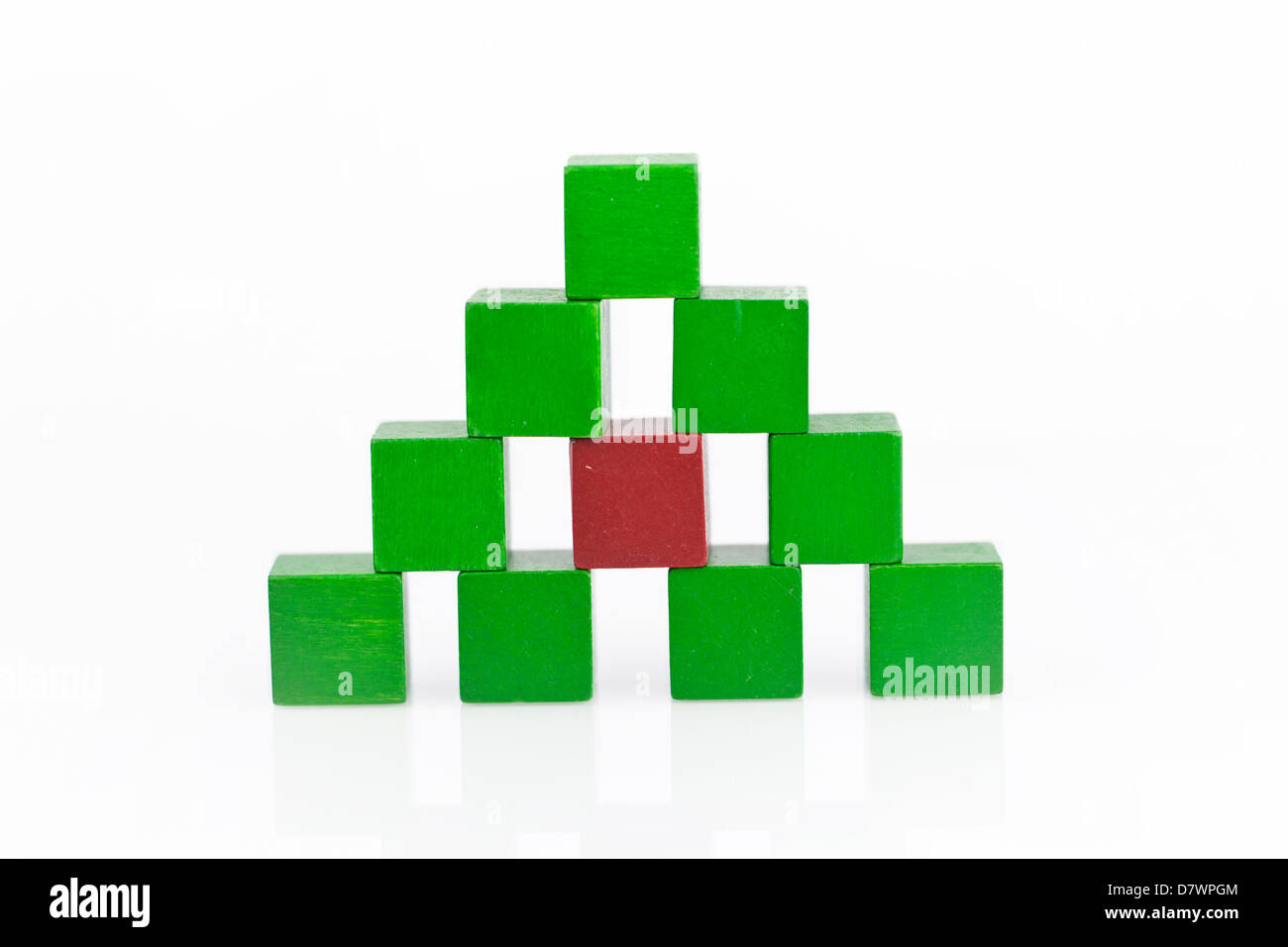 Pyramide faite de blocs de bois vert avec un rouge en milieu e Banque D'Images