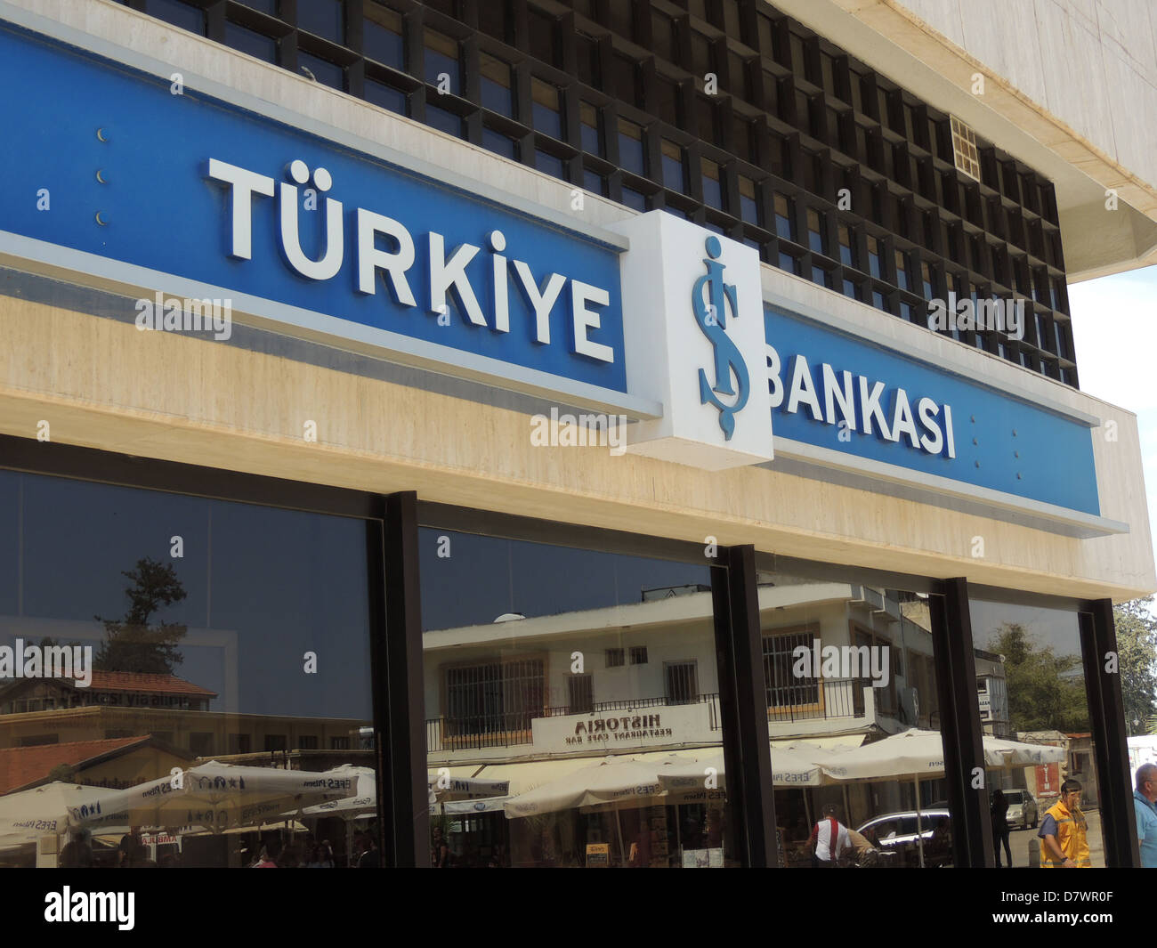 TURKIYE IS BANKASI succursale à Famagusta, Chypre du Nord. Photo Tony Gale Banque D'Images