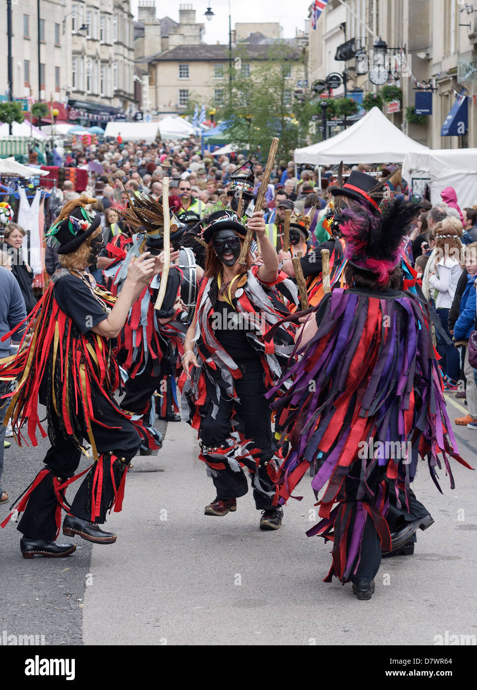 Morris danseurs et musiciens effectuer le jour de l'ouverture de la Folk Festival 2012,Chippenham, Wiltshire, Royaume-Uni Banque D'Images