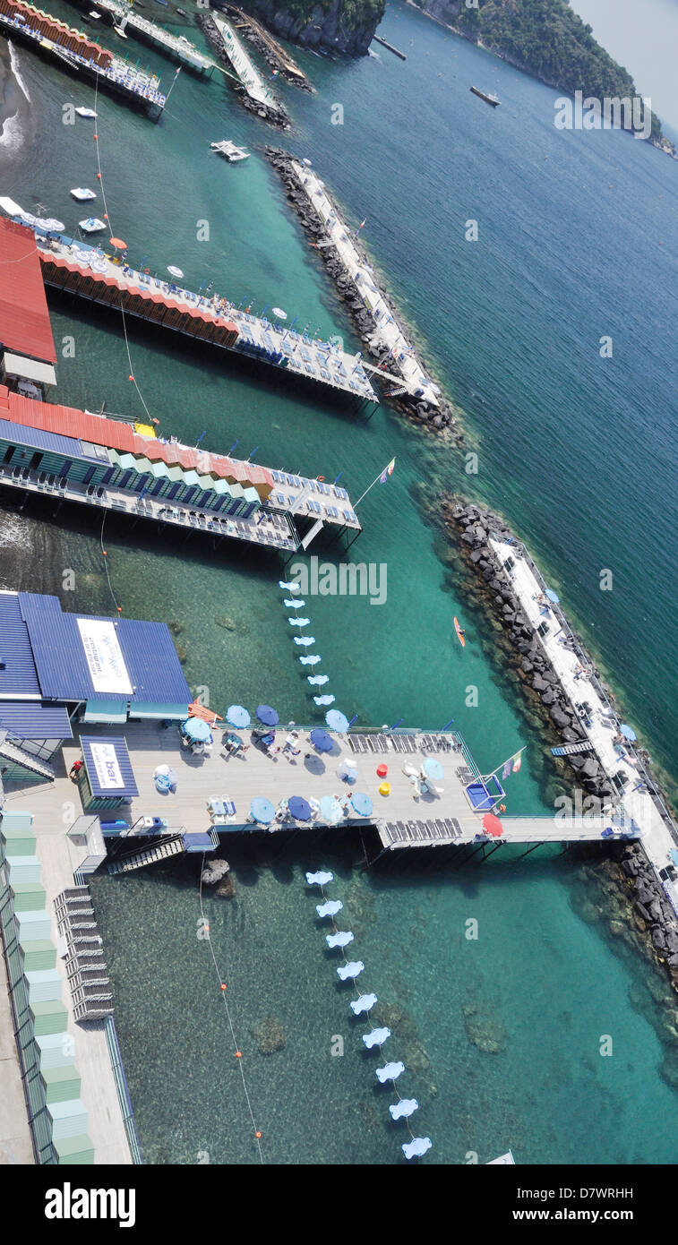 La plage et les bains de soleil jetées à Sorrento, Italie. Banque D'Images