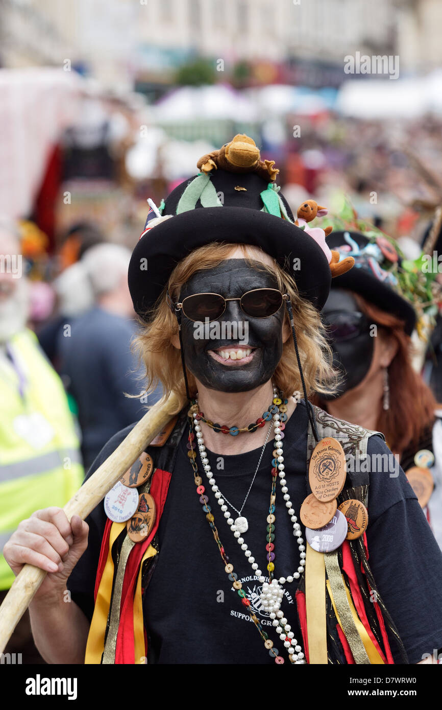 Morris dancer portant un chapeau coloré et visage peint est photographié à la 2012 Chippenham Folk Festival.Chippenham, Wiltshire, Royaume-Uni Banque D'Images