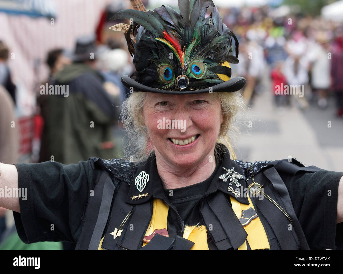 Morris une femme portant un chapeau noir avec des plumes sur le sujet est photographié alors qu'elle prend part à la 2012 Chippenham Folk Festival. Banque D'Images