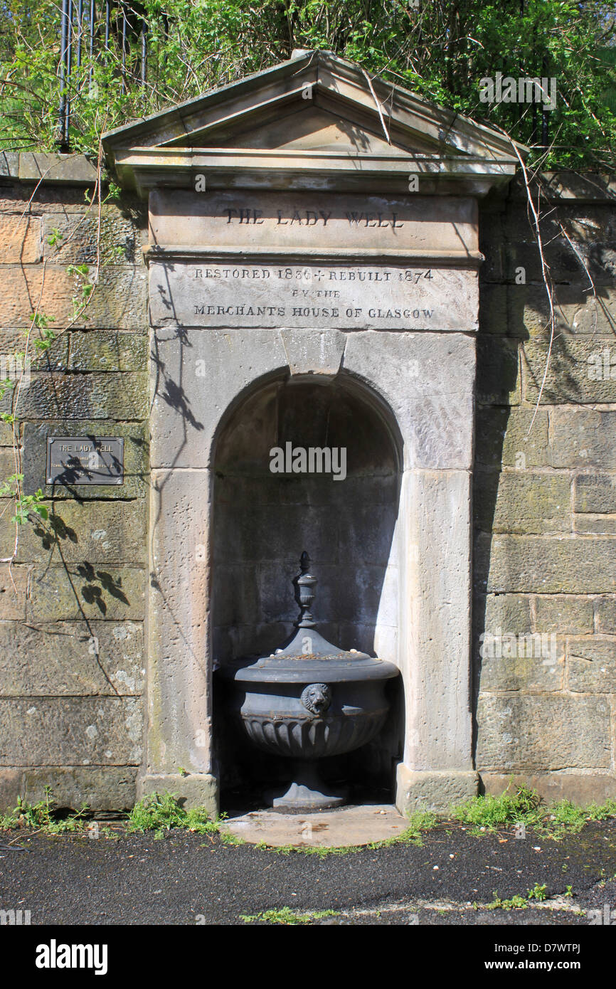 Dame Bien (puits sacré) Glasgow avec plaque et l'inscription. Banque D'Images