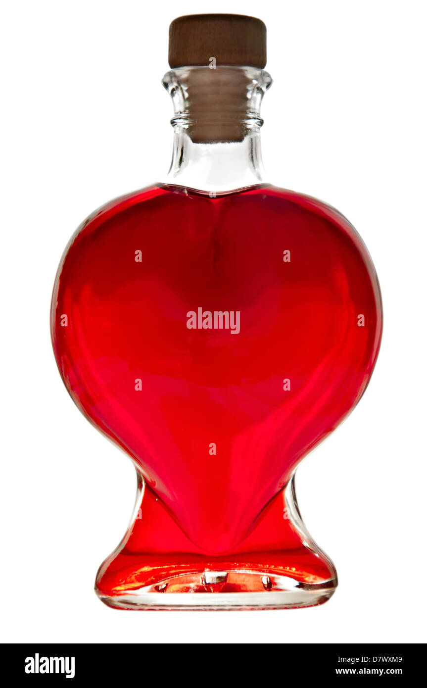 Flacon en forme de cœur avec un liquide rouge isolé sur fond blanc. Banque D'Images