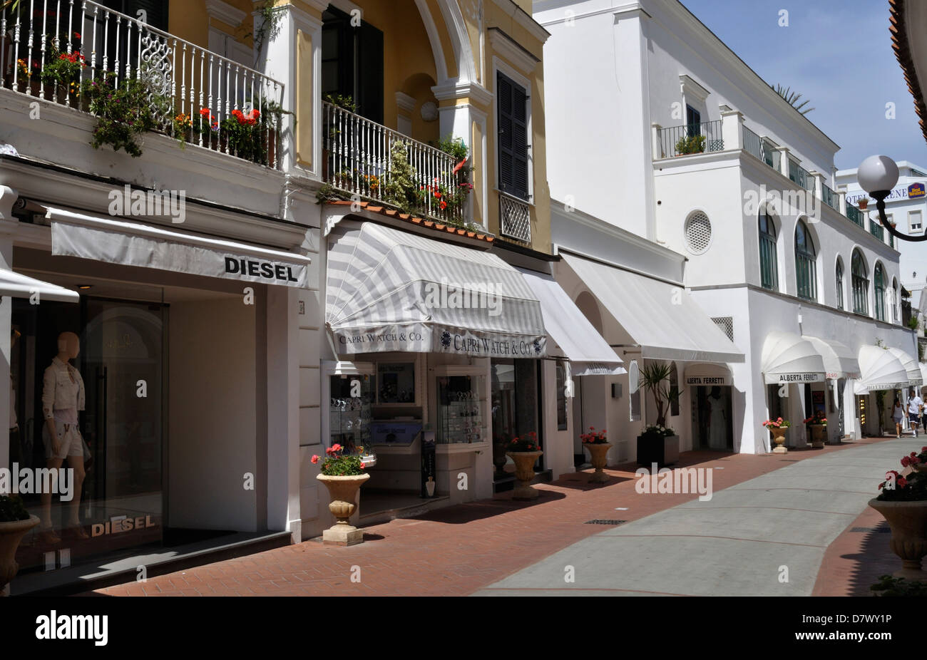 Capri abrite de nombreuses boutiques de marque, y compris le diesel, Gucci et Alberta Ferretti. Banque D'Images