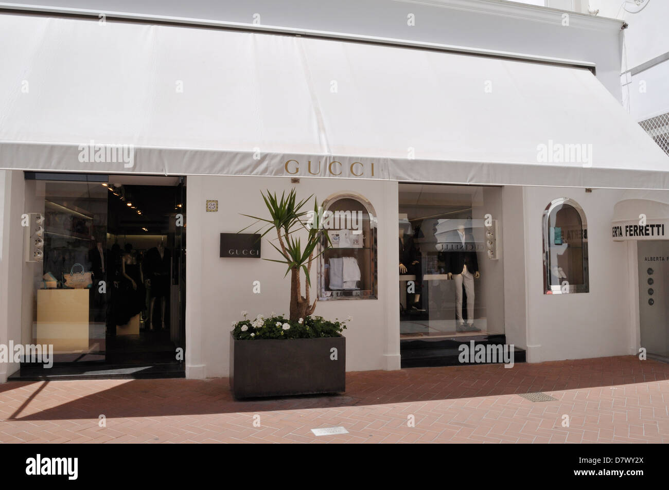 La boutique Gucci dans la ville de Capri, sur l'île de Capri. Banque D'Images