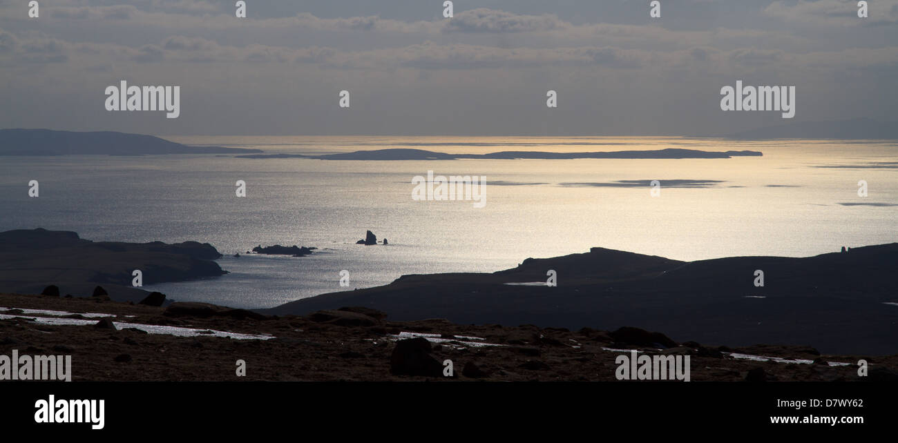 Une vue sur le rocher connu sous le nom de piles, à Eshaness Drongs Ronas, à partir de la colline, la colline la plus élevée dans les îles Shetland Banque D'Images