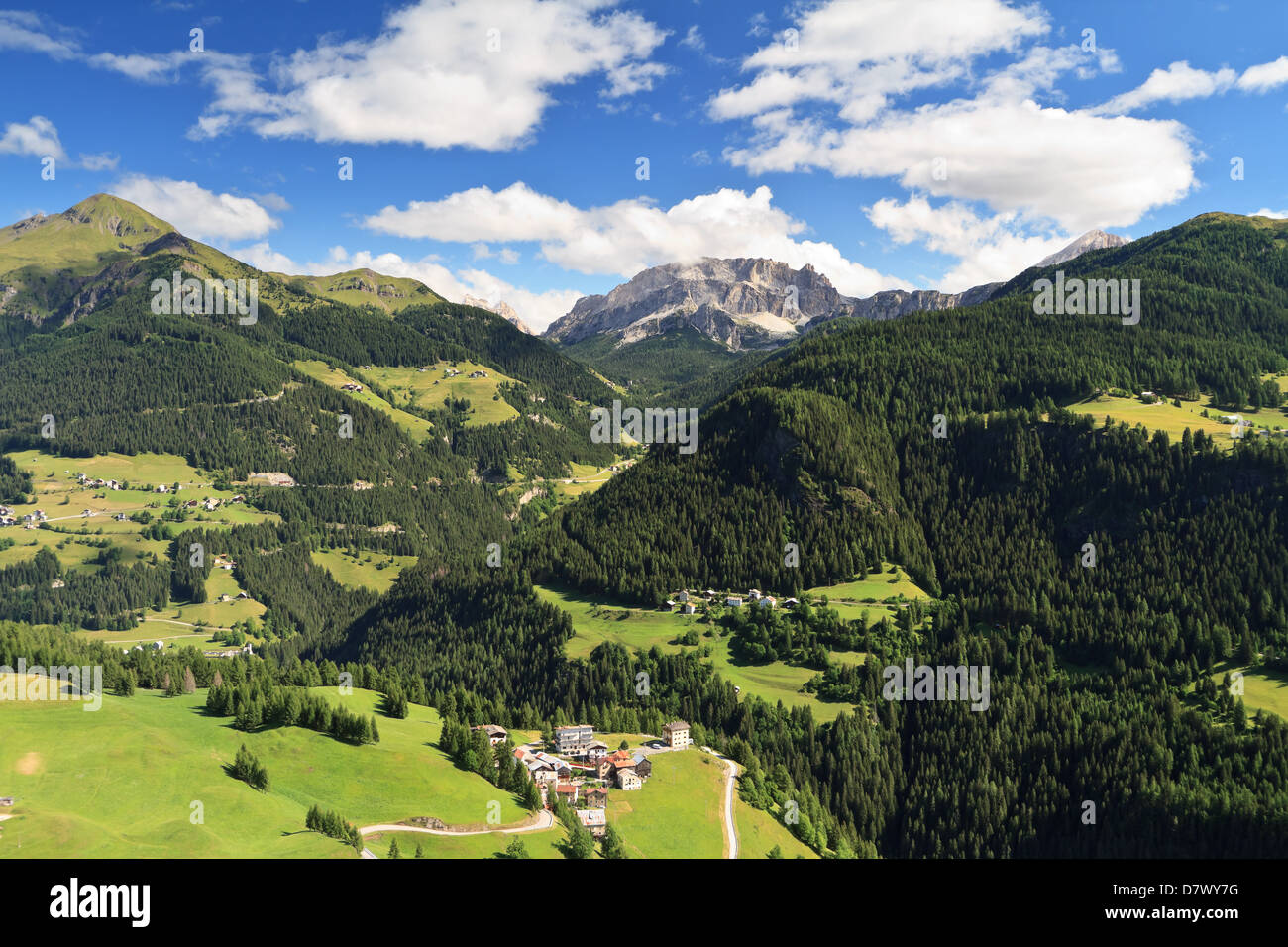 Vue aérienne du village et de la vallée du Cordevole Laste de Sass de Rocia, Dolomites italiennes Banque D'Images