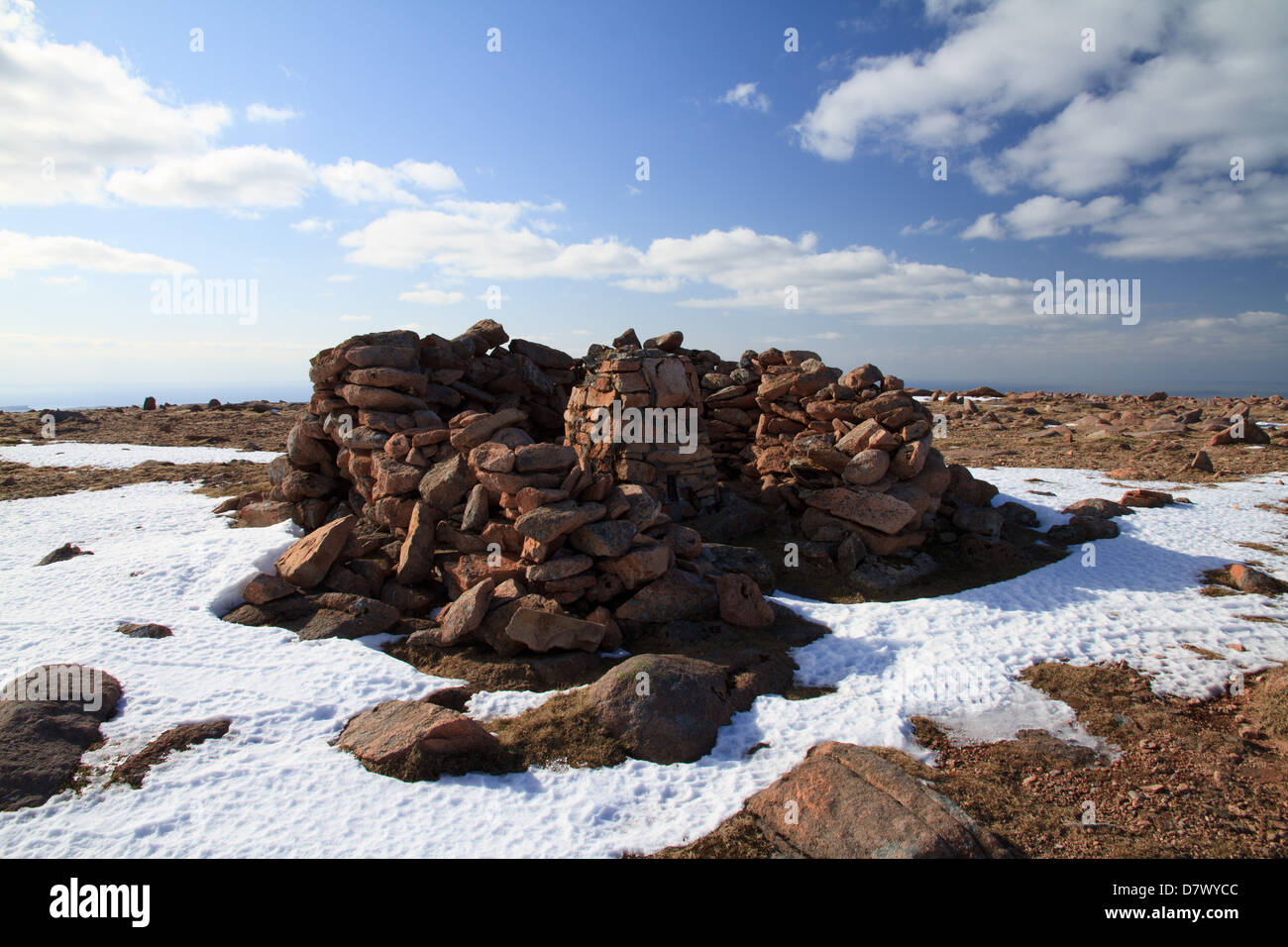 Un cairn au sommet du Ronas Hill, la colline la plus élevée sur les îles Shetland, sur un jour d'hiver enneigé Banque D'Images