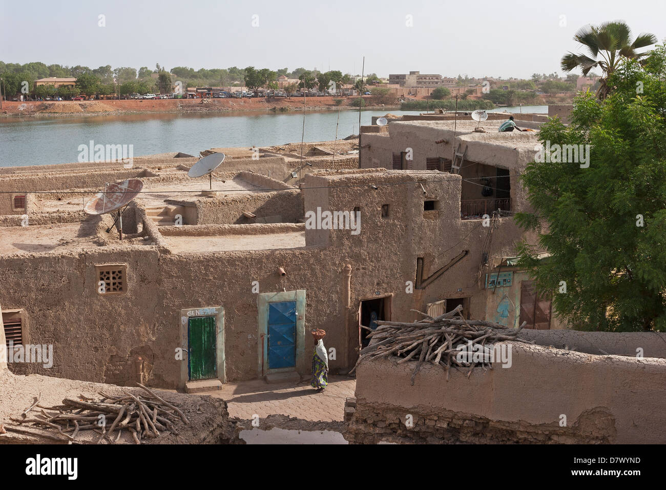 Vue sur rue et des toits de bâtiments de construction traditionnelle, la boue en terre de fleuve Niger, Mopti, Mali, Afrique de l'Ouest Banque D'Images