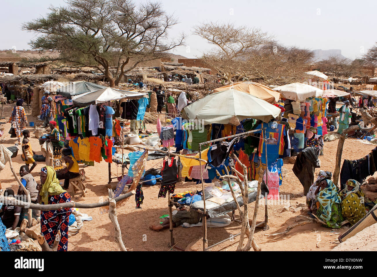Marché de village Dogon de Symbi avec colonies de nomades touaregs, Peuls), Peul (langue sonraï et peuple Dogon, au Mali Banque D'Images