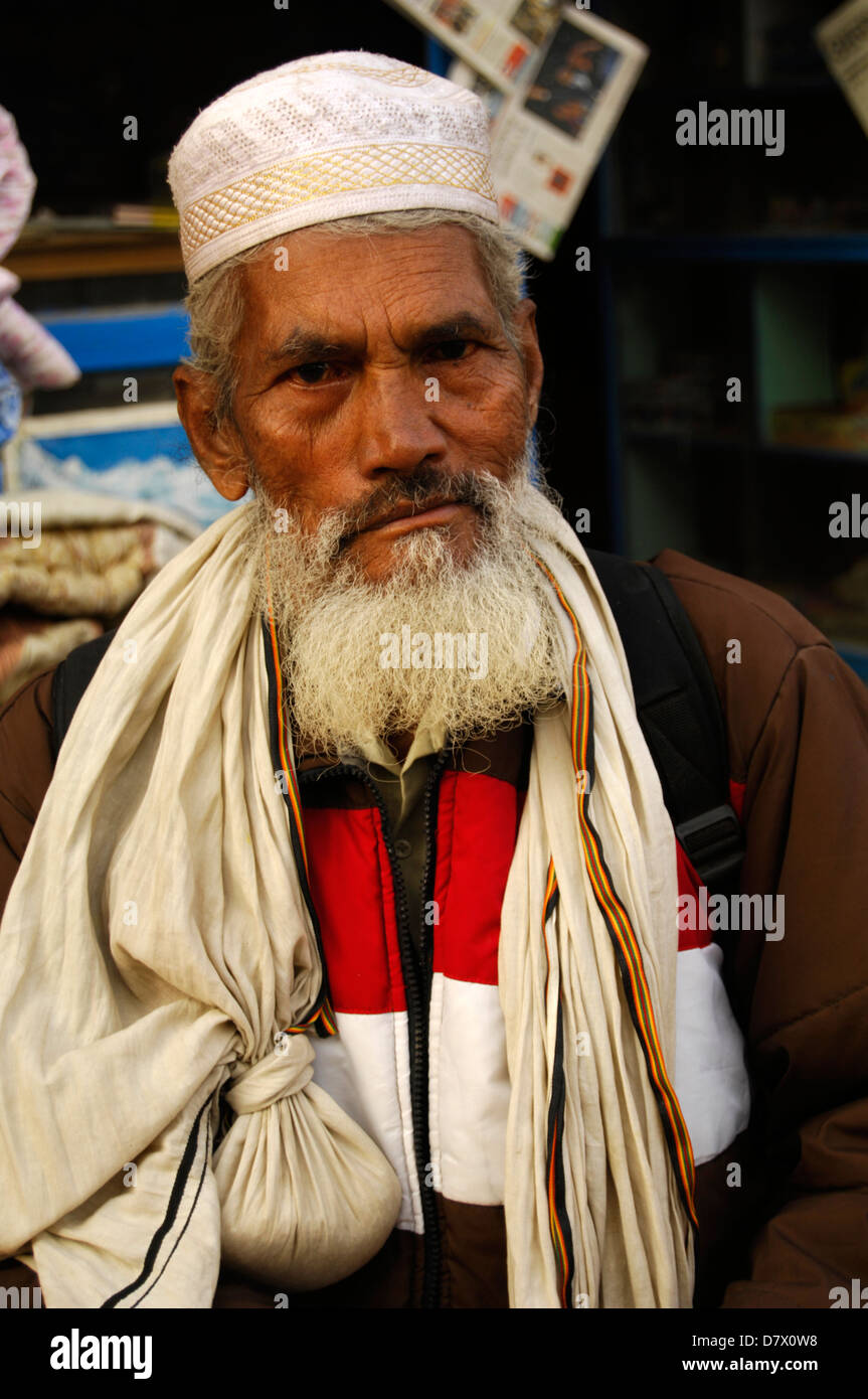 Un musulman dans la rue avec une barbe à Katmandou, Népal Banque D'Images