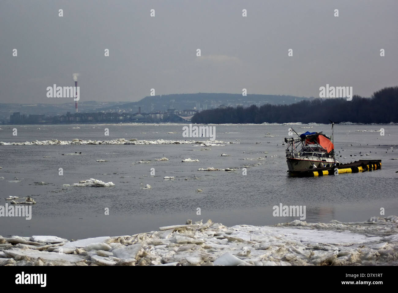Des blocs de glace flottant dans la rivière du Danube, près de Belgrade, Serbie, au sombre journée d'hiver. Banque D'Images