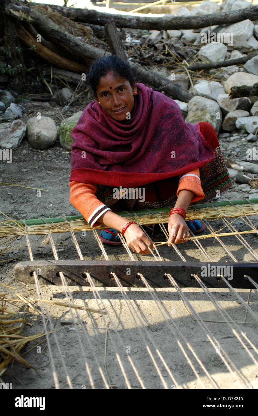 Le Népal. Une femme sur un métier à tisser près de Phokara, Népal Banque D'Images