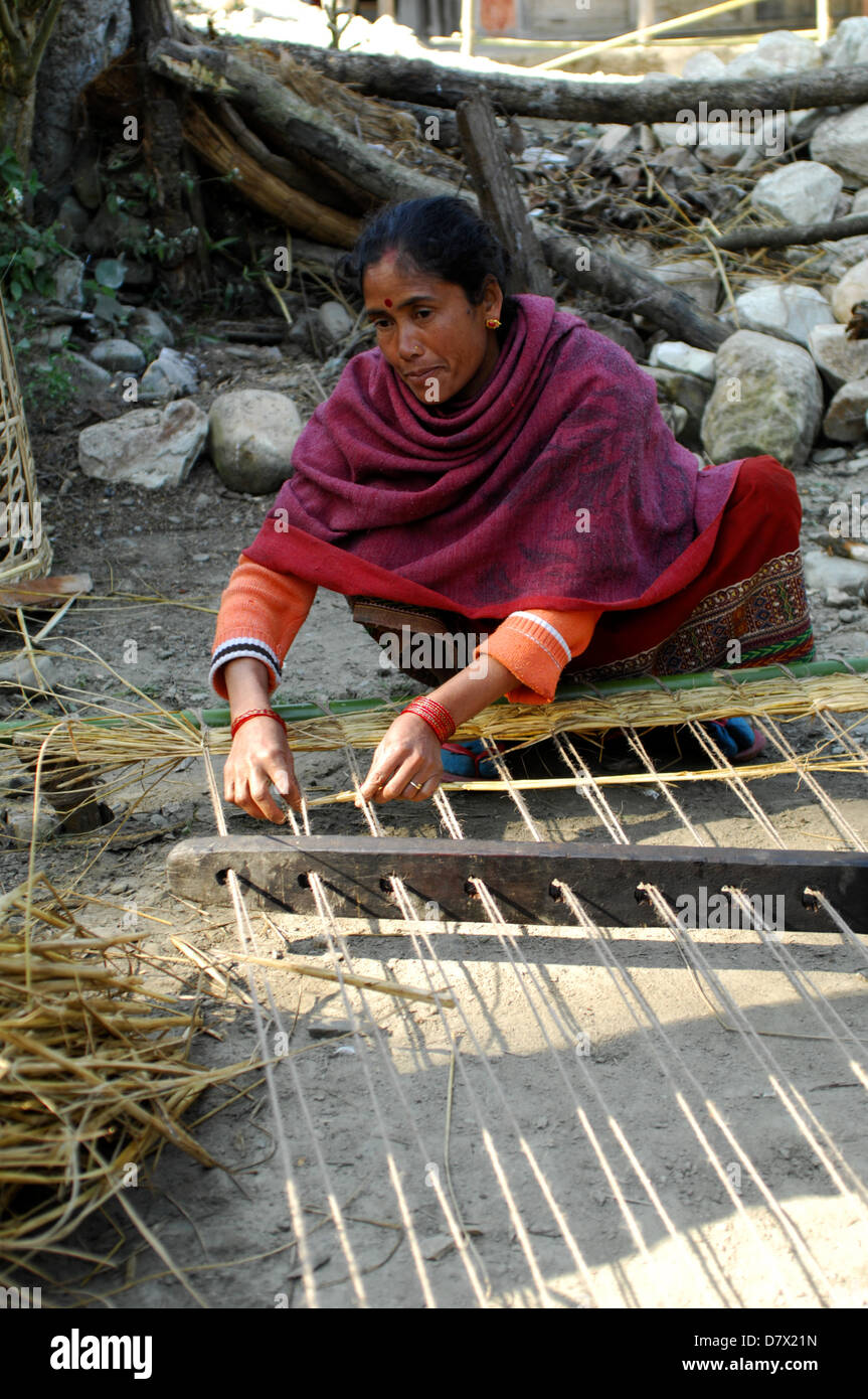 Le Népal. Une femme sur un métier à tisser près de Phokara, Népal Banque D'Images