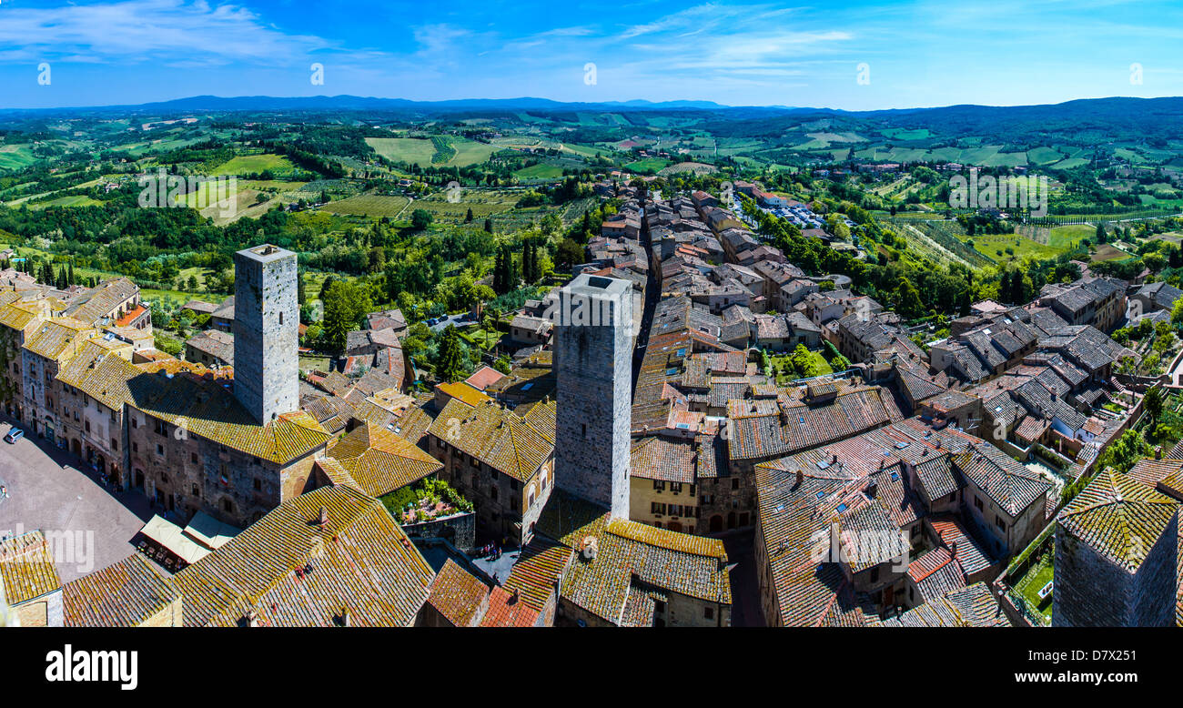 San Gimignano, une petite colline de la ville médiévale fortifiée dans la province de Sienne, Toscane, centre-nord de l'Italie Banque D'Images