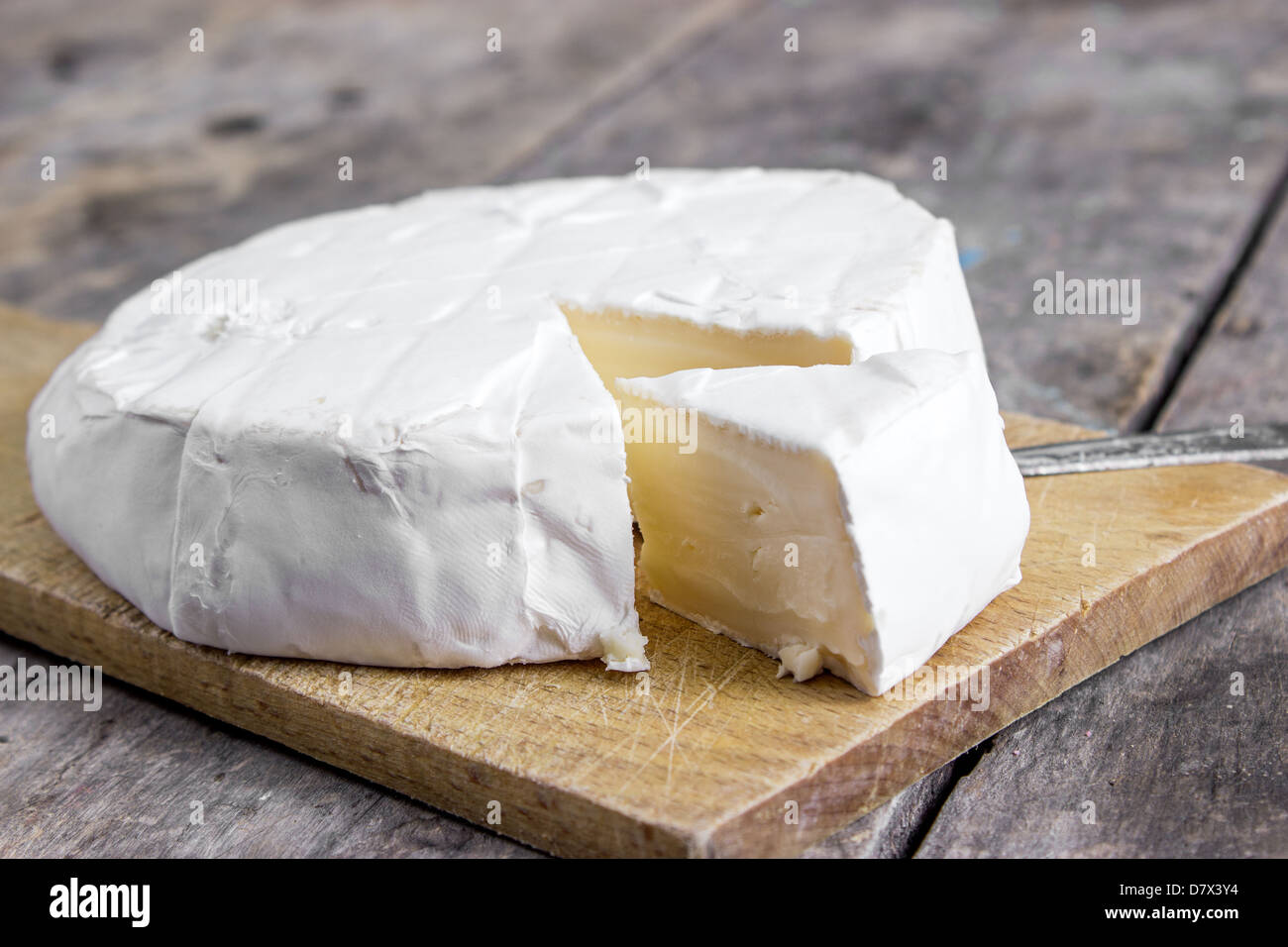 Fromage Brie sur une planche en bois Banque D'Images