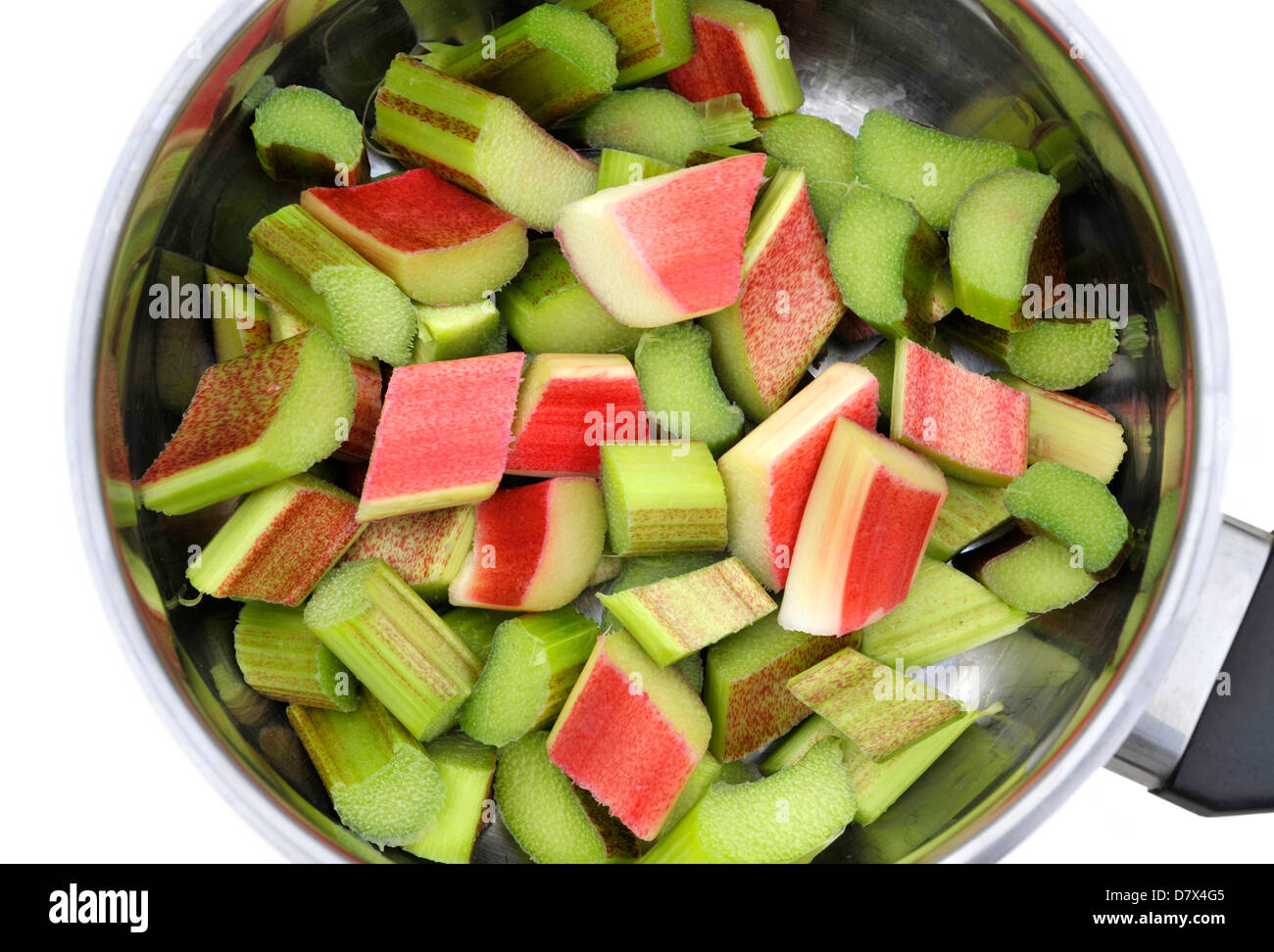 Cut-out de certains nouvelle saison de la rhubarbe dans une casserole et prêt à cuire. Banque D'Images