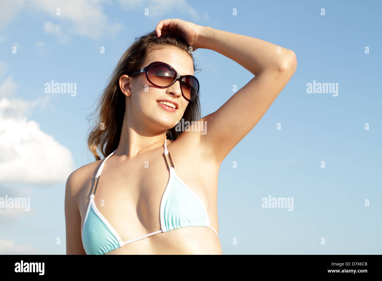 Très jolie jeune femme avec fond de ciel bleu au Miami Beach Banque D'Images