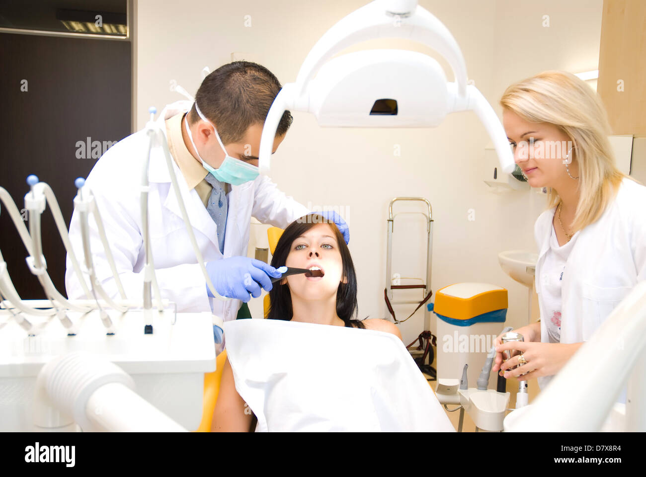 Un dentiste et une infirmière curing Banque D'Images