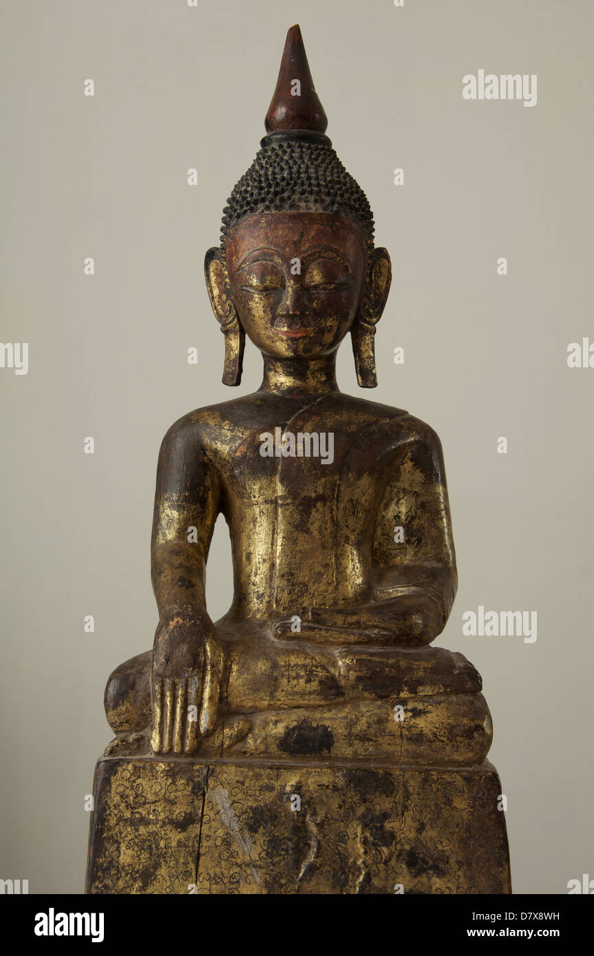 Meubles anciens en statue de Bouddha méditant. C'est la représentation la plus utilisée de l'Eveillé, connu comme "l'appel de la terre à témoin". Banque D'Images