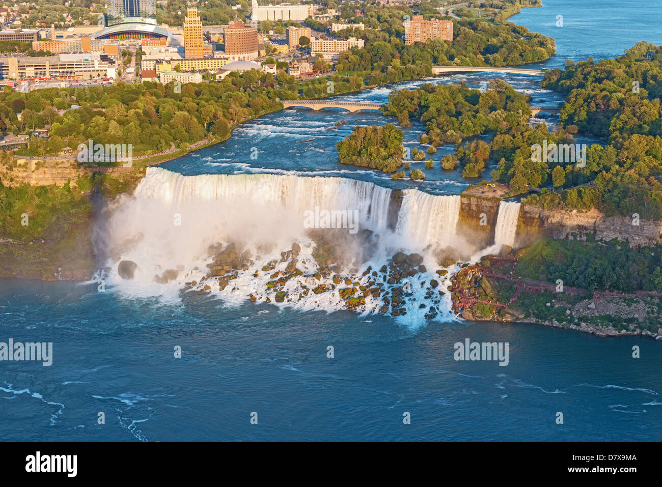 Vue aérienne sur nous les Chutes du Niagara à partir de la plate-forme d'observation de la tour Skylon, Niagara Falls, Ontario, Canada. Banque D'Images