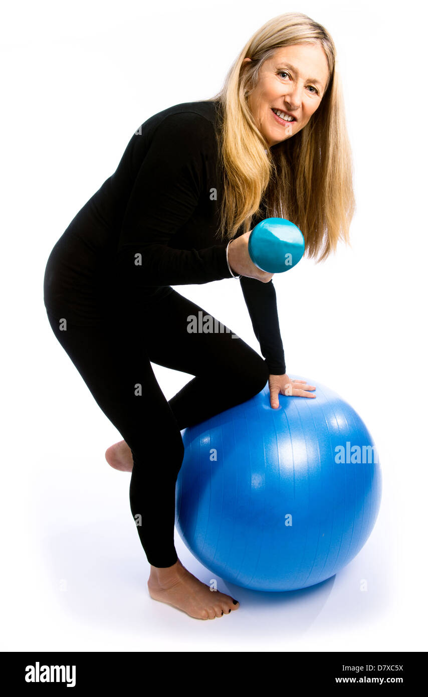 Senior woman working out avec poids et haltères pour balles Banque D'Images