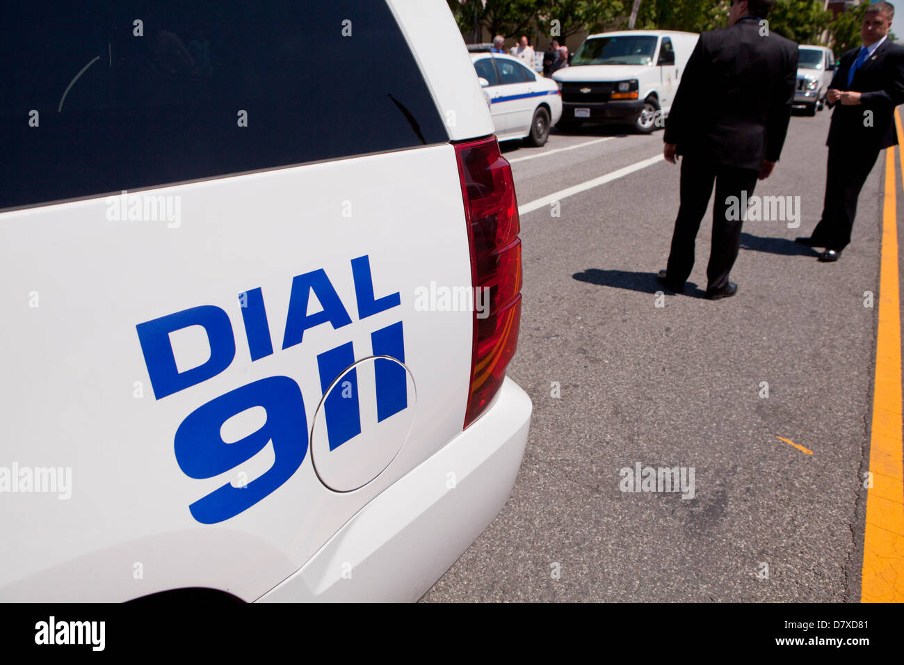 Composer le 911 signe sur voiture de police - Washington, DC USA Banque D'Images