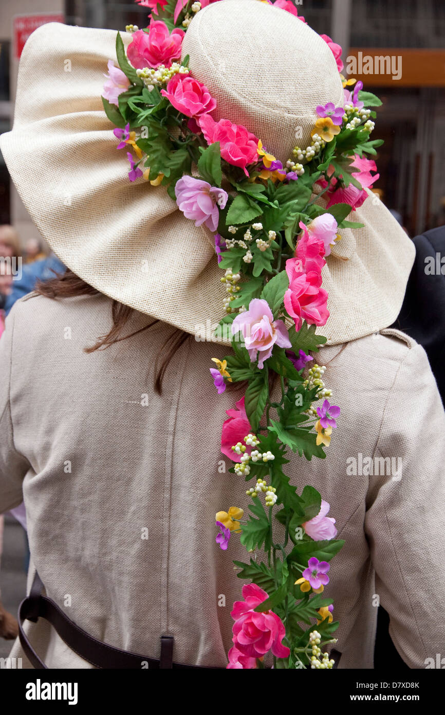 Bonnet de Pâques colorés portés à la Cinquième Avenue Défilé du Jour de Pâques dans la ville de New York. Banque D'Images