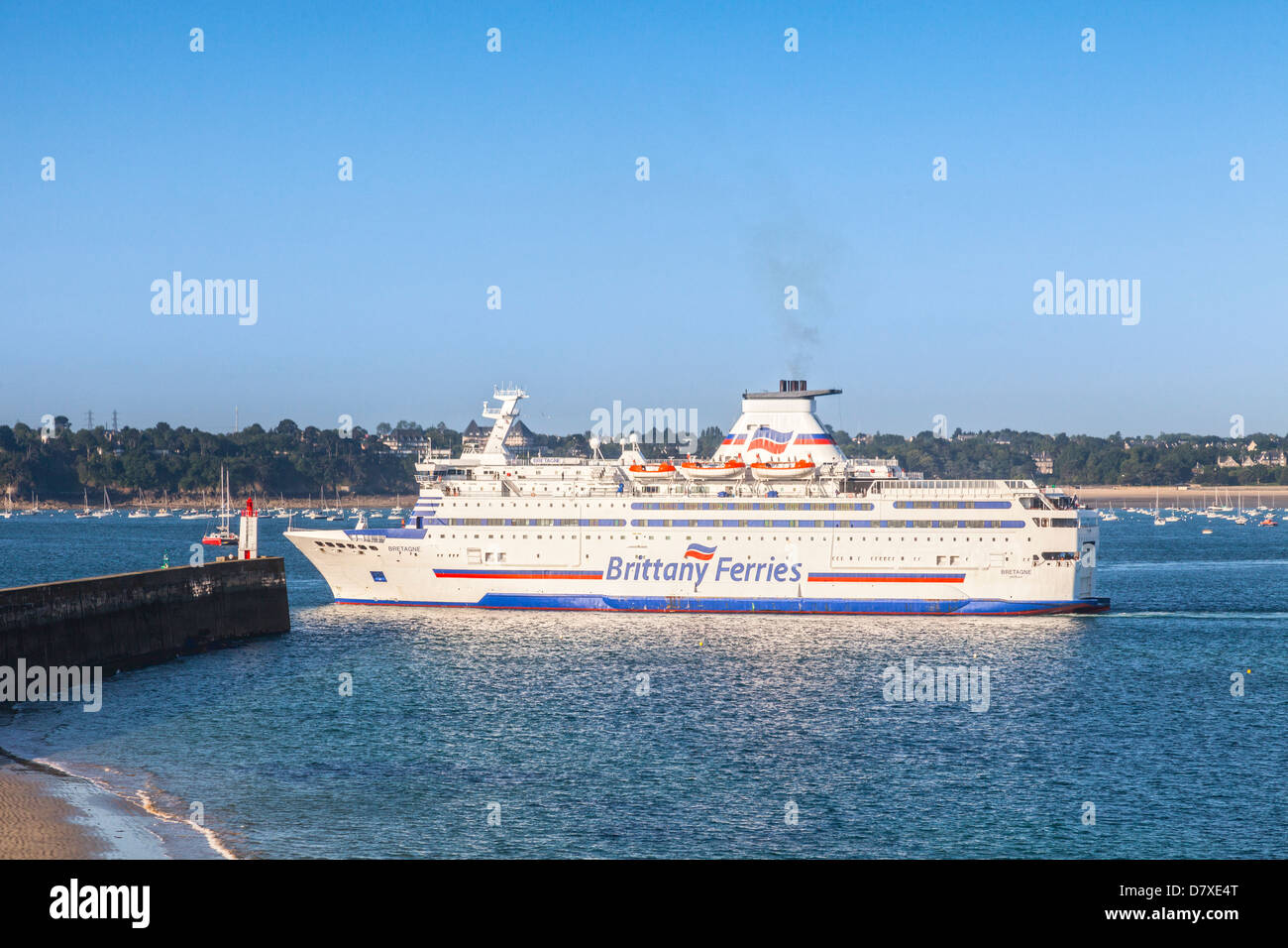 La Brittany Ferries ferry véhicule 'Bretagne' tend vers l'entrée du port de Saint-Malo. Banque D'Images