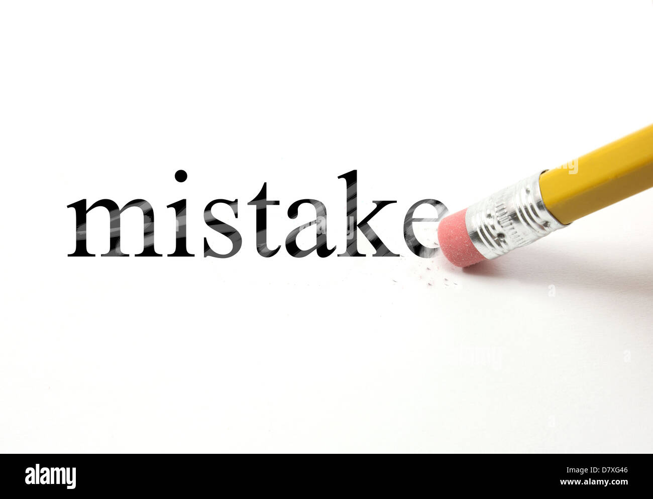 Le mot erreur écrit avec un crayon sur du papier blanc. Une gomme d'un crayon commence à effacer le mot erreur. Banque D'Images