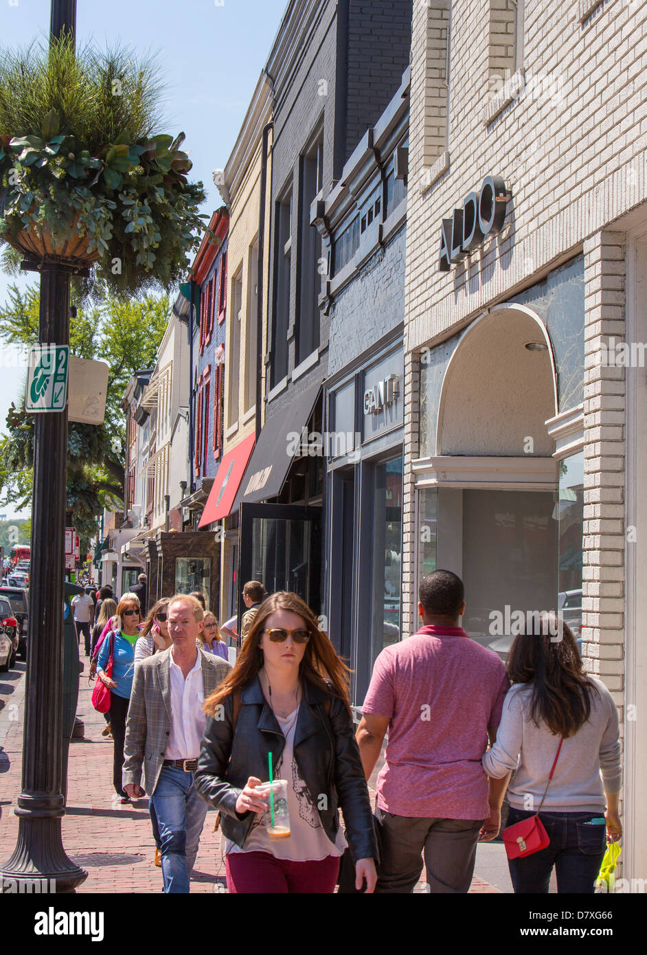 WASHINGTON, DC, USA - personnes marchant sur M Street dans le quartier de Georgetown. Banque D'Images